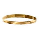 A 9CT GOLD BANGLE, CHESTER 1925, 8.7G