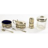 A GEORGE V PIERCED SILVER THREE PIECE CONDIMENT SET, BLUE GLASS LINERS, MUSTARD POT, 4CM H,