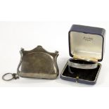 A GEORGE V SILVER BAG WITH CHAIN HANDLE, 9CM W, MARKS RUBBED, BIRMINGHAM 1917 AND A SILVER BANGLE,