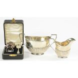 A GEORGE V SILVER CREAM JUG AND SUGAR BOWL, SUGAR BOWL 10CM H, SHEFFIELD 1917 AND A CHILD'S SILVER