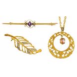 AN AMETHYST AND SPLIT PEARL BAR BROOCH IN GOLD, MARKED 9CT GOLD AND TWO OTHER ITEMS