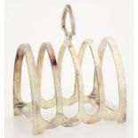 AN ELIZABETH II SILVER FIVE HOOP TOAST RACK, 11CM H, SHEFFIELD 1962, 3OZS 15DWTS