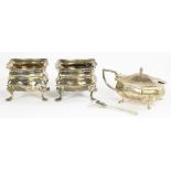 A PAIR OF GEORGE V SILVER SHAPED SQUARE SALT CELLARS, 5.5CM W, SHEFFIELD 1912 AND A SILVER MUSTARD