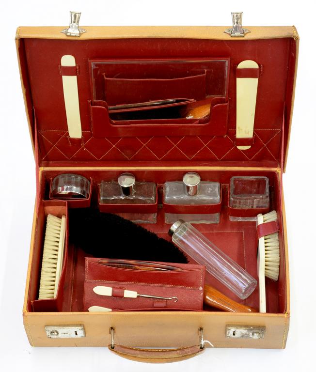 A GOOD QUALITY PIGSKIN DRESSING CASE WITH FITTED INTERIOR AND ACCESSORIES, 39CM W, 1930'S