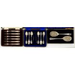 A SET OF SIX EDWARD VII SILVER COFFEE SPOONS AND A PAIR OF SUGAR BOWS, SHEFFIELD 1909, CASED, 3OZS