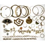 MISCELLANEOUS SILVER JEWELLERY, TO INCLUDE A CHARM BRACELET, 9OZS