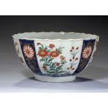 A WORCESTER FLUTED QUEEN'S PATTERN BOWL, C1768-75 14.5cm diam, underglaze blue fretted square ++