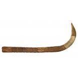 TRIBAL ART. AN EAST AFRICAN CARVED MANGROVE WOOD AND HORN SIDE BLOWN TRUMPET, SIWA, KENYA, LAMU