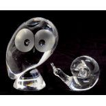 A STEUBEN GLASS OWL AND A SMALLER STEUBEN GLASS SNAIL, OWL 15CM H, ETCHED MARK