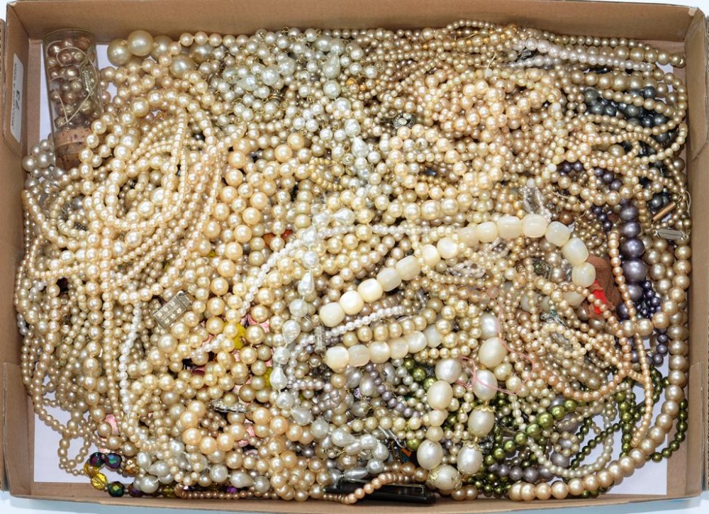 MISCELLANEOUS COSTUME JEWELLERY, TO INCLUDE A MOTHER OF PEARL NECKLACE