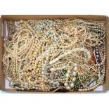 MISCELLANEOUS COSTUME JEWELLERY, TO INCLUDE A MOTHER OF PEARL NECKLACE