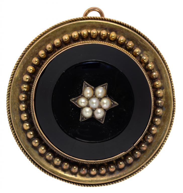 A GOLD, BLACK ONYX AND SPLIT PEARL PENDANT, WITH BEADED SURROUND AND LOCKET BACK, LATE 19TH C