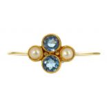A SAPPHIRE AND SPLIT PEARL FOUR STONE RING, IN GOLD, UNMARKED, 1.8G