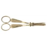 A PAIR OF GEORGE V SILVER GRAPE SHEARS, SHEFFIELD 1913, 2OZS 7DWTS