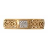 A DIAMOND RING WITH PIERCED SHOULDERS OF CELTIC STRAPWORK, IN 9CT GOLD, 4.7G