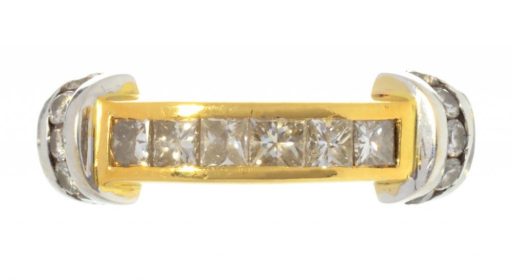 A DIAMOND RING WITH PRINCESS AND ROUND BRILLIANT CUT DIAMONDS, IN GOLD, MARKED 750, 6.3G