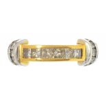 A DIAMOND RING WITH PRINCESS AND ROUND BRILLIANT CUT DIAMONDS, IN GOLD, MARKED 750, 6.3G