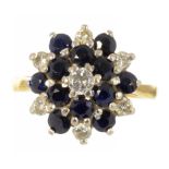 A SAPPHIRE AND DIAMOND CLUSTER RING IN 18CT GOLD, 6G
