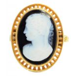 A HARDSTONE CAMEO RING IN GOLD, UNMARKED, 6.2G