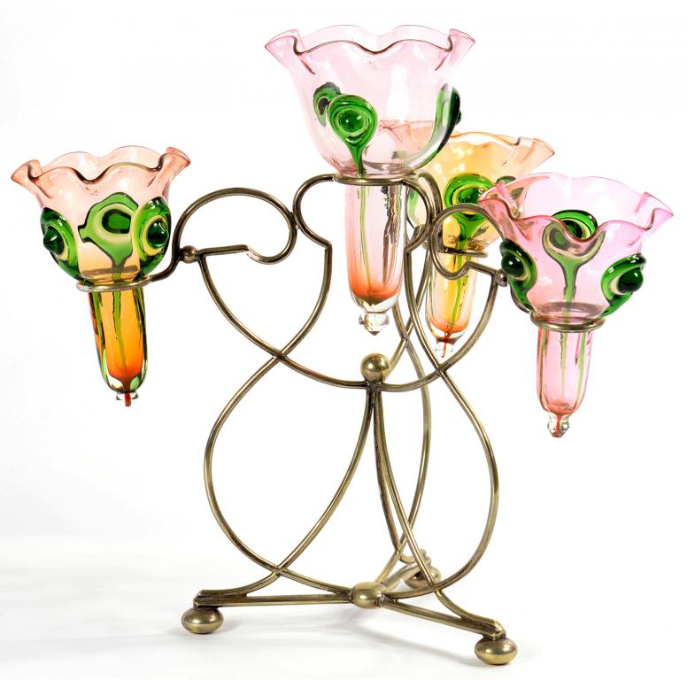 AN EPNS WIREWORK FLOWER STAND, WITH FOUR CRANBERRY TINTED AND 'PEACOCK' TRAILED GLASS VASES, 32CM H,