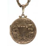 A 9CT GOLD ENGRAVED ROUND LOCKET, BIRMINGHAM 1912, ON CONTEMPORARY GOLD NECKLET, 13G