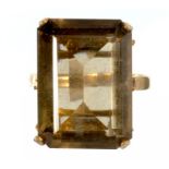 A CINNAMON COLOURED CITRINE RING IN GOLD, 8.6G