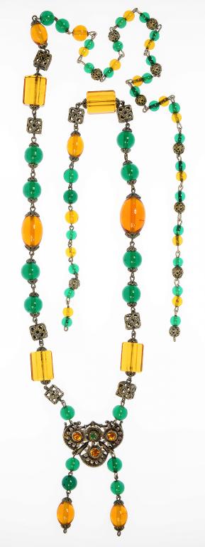 COSTUME JEWELLERY. AN ART DECO SILVERED METAL, AMBER GLASS AND EMERALD GREEN GLASS BEAD NECKLACE,