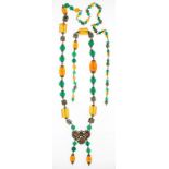 COSTUME JEWELLERY. AN ART DECO SILVERED METAL, AMBER GLASS AND EMERALD GREEN GLASS BEAD NECKLACE,