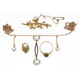 A GOLD AND SPLIT PEARL BAR BROOCH, MARKED 15CT, 3.7G AND MISCELLANEOUS GOLD JEWELLERY, INCLUDING
