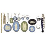 A SMALL COLLECTION OF SILVER JEWELLERY, INCLUDING WEDGWOOD SET ARTICLES, A LAPIS LAZULI BRACELET,