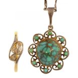 A DIAMOND CROSSOVER RING IN GOLD, MARKED 18CT & PT, AND A TURQUOISE MATRIX AND SILVER PENDANT ON