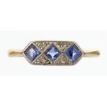 A SAPPHIRE AND DIAMOND RING IN GOLD, MARKED 18CT & PLAT, 2.3G