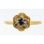 A SAPPHIRE AND DIAMOND CLUSTER RING IN GOLD, MARKED 18CT, 2.6G