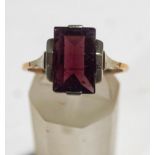 A garnet single stone ring, stamped '9ct, finger size Q1/2, 2.