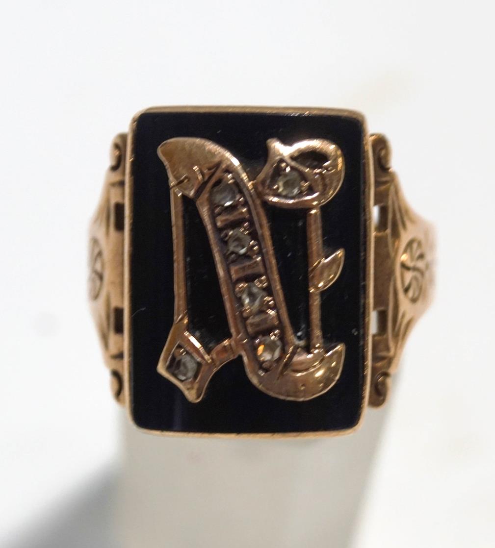 An gold initial ring, the diamond set letter 'N' to an onyx ground, finger size U,