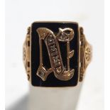 An gold initial ring, the diamond set letter 'N' to an onyx ground, finger size U,