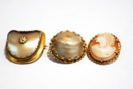 A 9 carat gold shell cameo brooch, 3.3 cm long, 6.