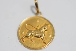 A Taurus the Bull pendant, stamped '750', 1.5 cm diameter, 1.