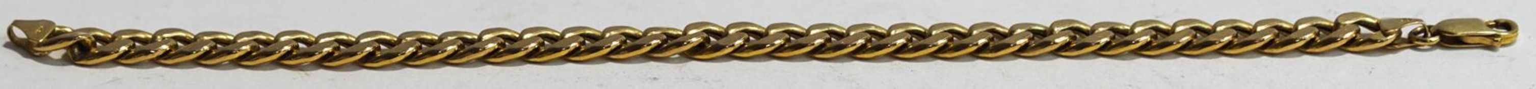 A 9 carat gold bracelet, of hollow curb links, 19.5 cm long, 6.