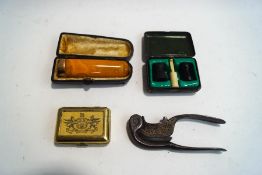 An amber cheroot holder with a 15 carat gold mount, 6.4 cm long, 9.