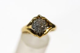 A 9 carat gold diamond cluster ring, one setting vacant, finger size U,3.