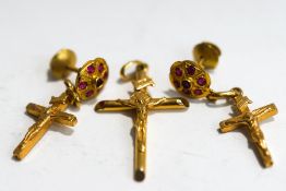 A crucifix pendant, stamped '750',
