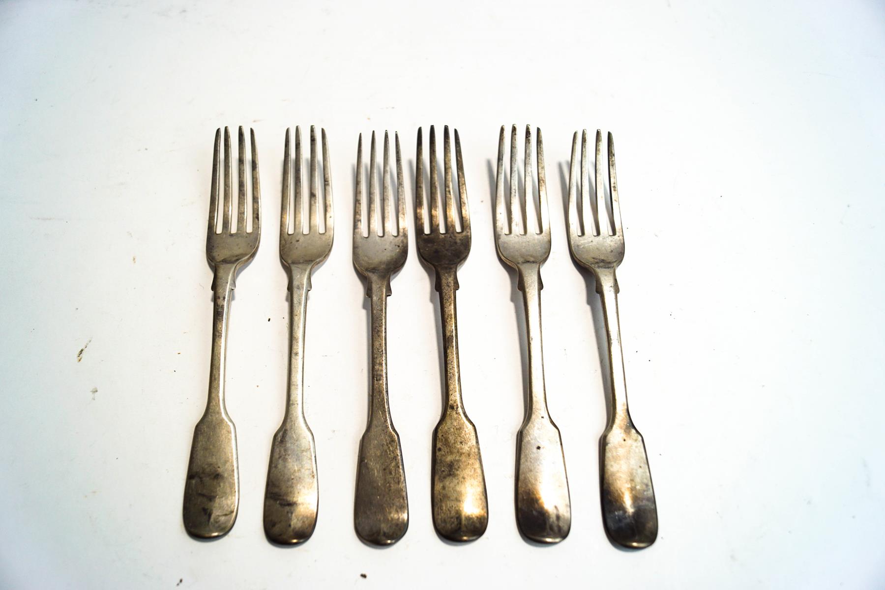 A collection of six Victorian silver dessert forks, five matching, fiddle pattern, 308g (9.