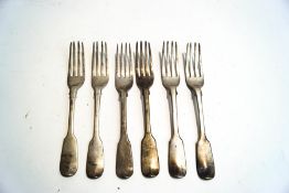A collection of six Victorian silver dessert forks, five matching, fiddle pattern, 308g (9.