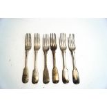 A collection of six Victorian silver dessert forks, five matching, fiddle pattern, 308g (9.