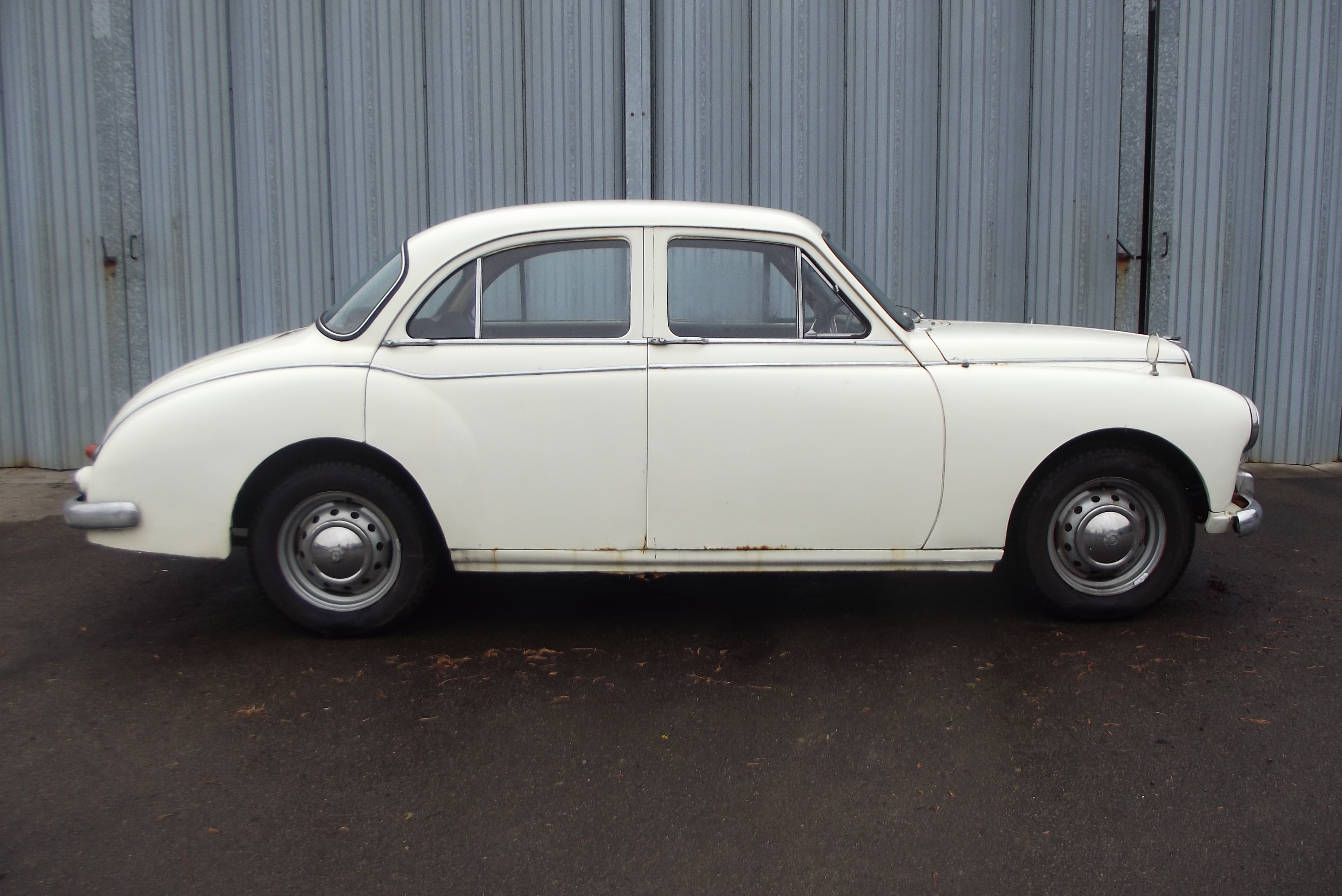 A 1957 MG Magnette ZB, chassis number KABA13/23840, cream.