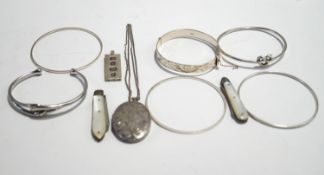A collection of silver jewellery,
