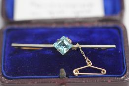 A 9 carat gold and aquamarine coloured paste bar brooch, stamped '9ct', 5.1 cm long, 2.