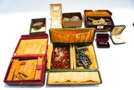 A small quantity of costume jewellery and jewellery boxes