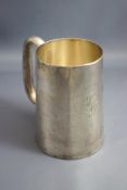 An Edwardian silver pint mug, by J.